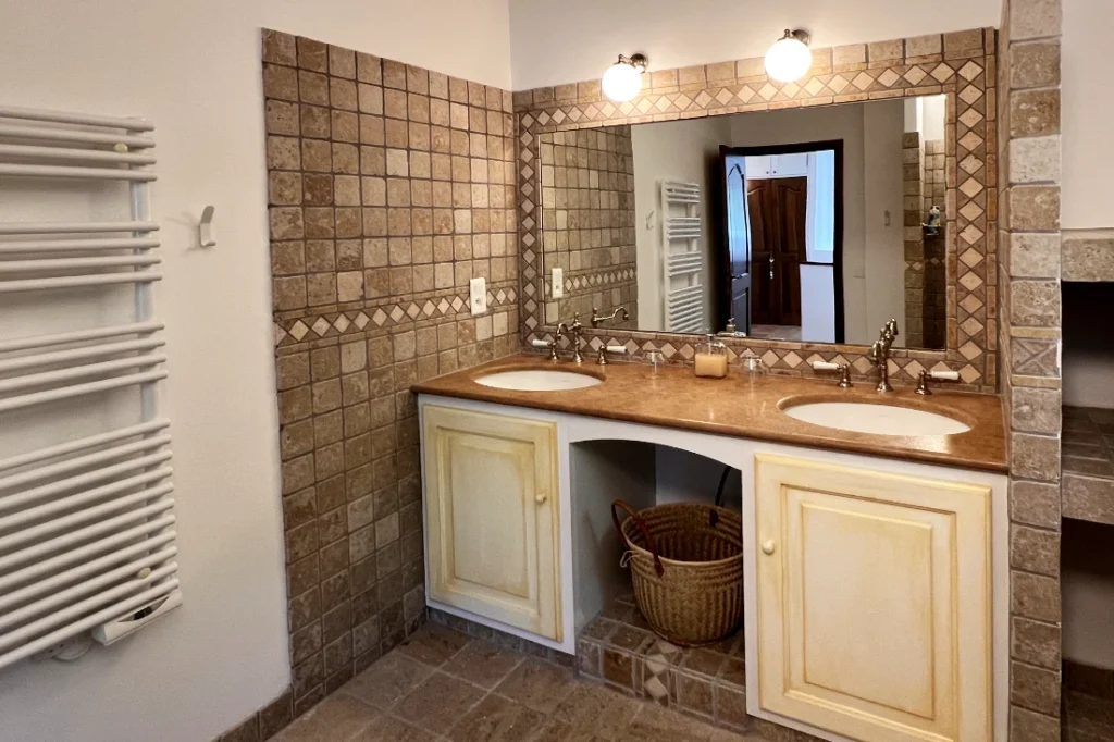 Gite badkamer aanzicht wasbak met spiegel